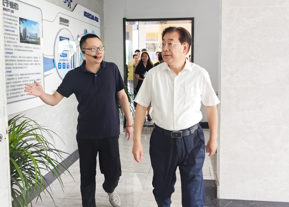 馬鞍山市委書記袁方及市長葛斌分別蒞臨安徽科達(dá)新材料、安徽科達(dá)機(jī)電考察調(diào)研